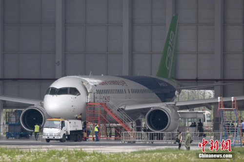 5月4日，一架國(guó)產(chǎn)大飛機(jī)C919在機(jī)庫(kù)內(nèi)做首飛前最后的準(zhǔn)備。中新社記者 張亨偉 攝